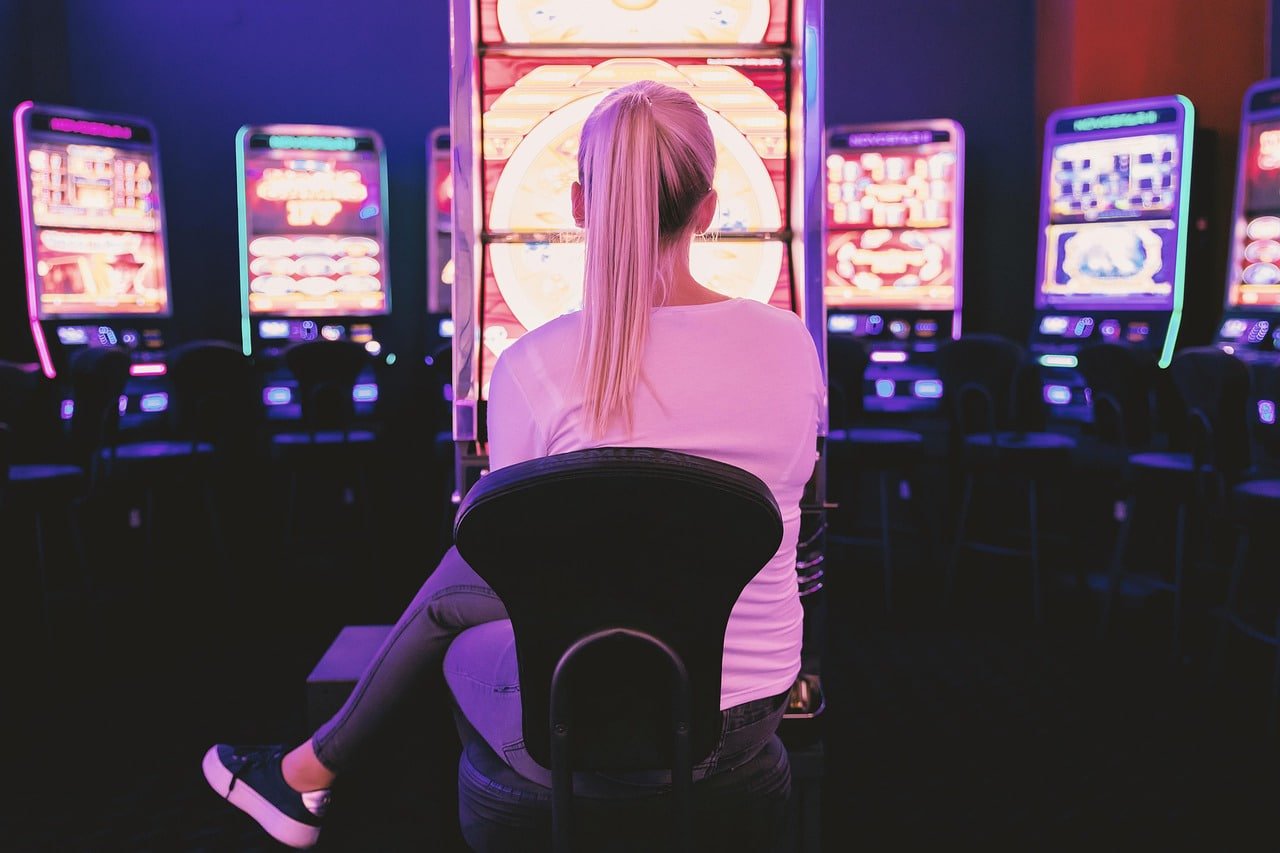 Lucky Neko entertainment page with privacy and responsible gaming cues